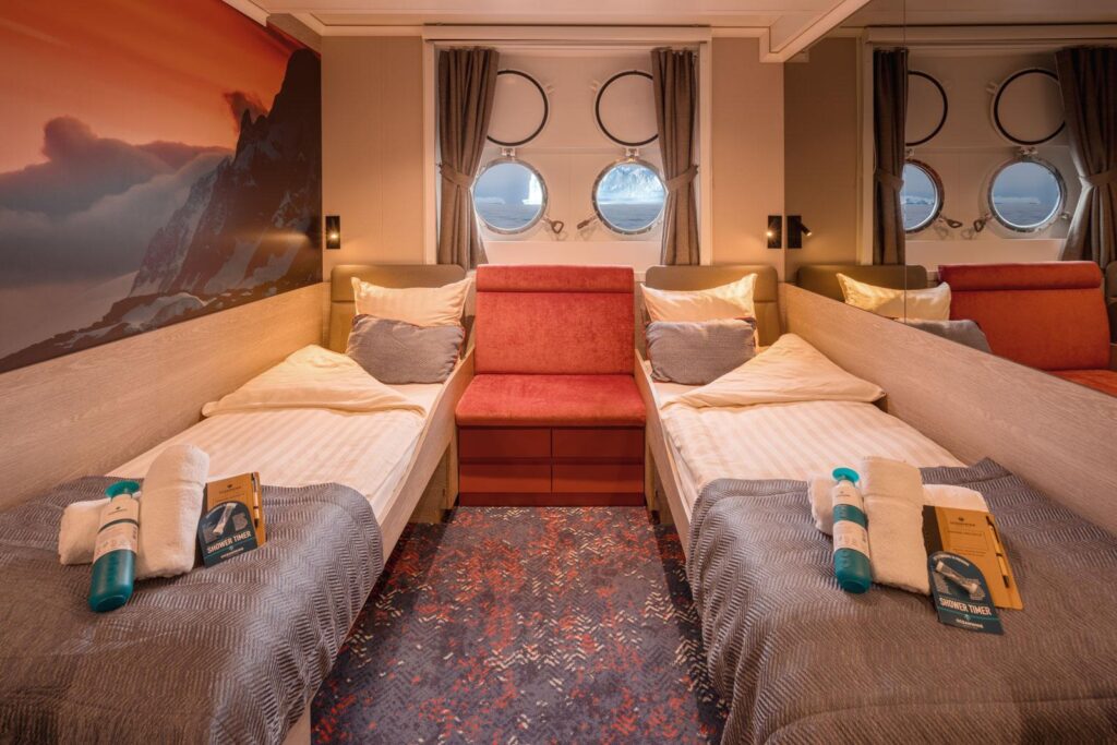 Hondius twin porthole cabin