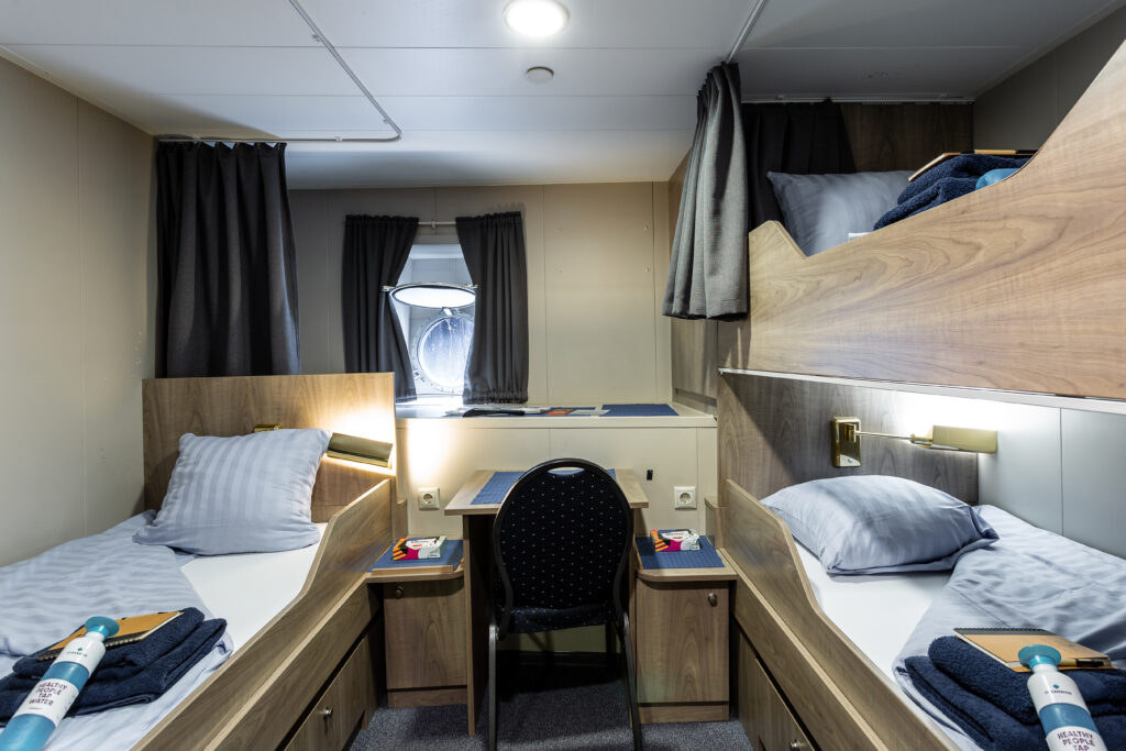 Plancius triple porthole cabin