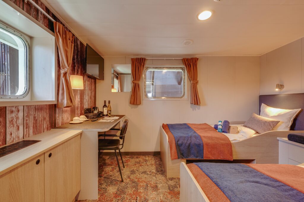 Plancius twin deluxe cabin