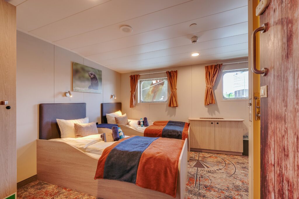 Plancius twin window cabin